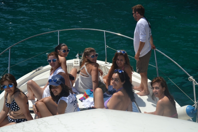 grupo de amigos en el barco